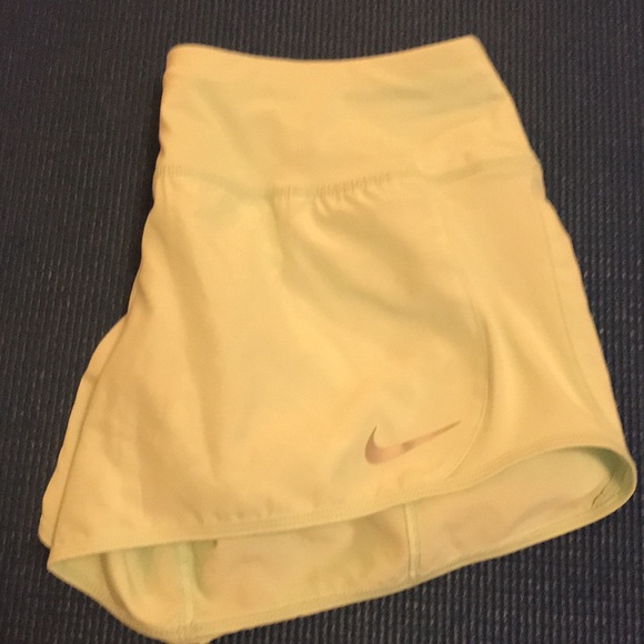 Nike 2.5” running short - Picture 2 of 3